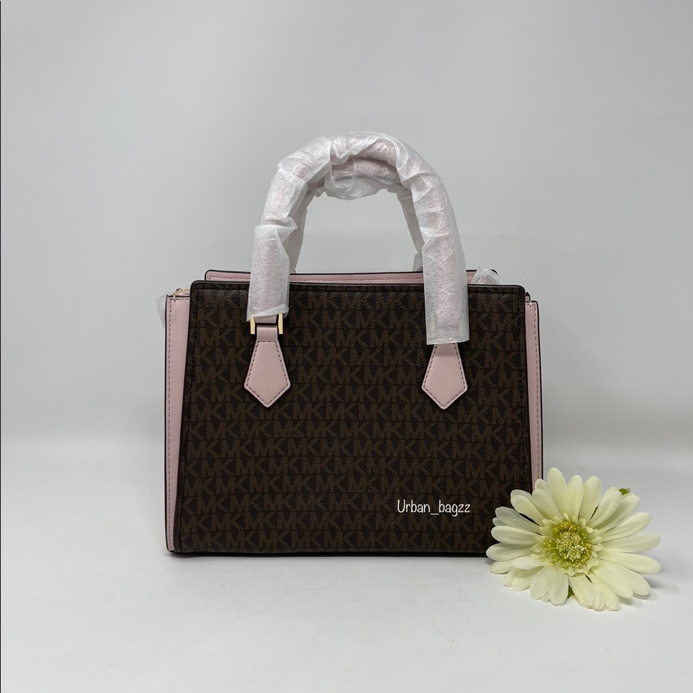 Michael Kors Hope Medium Messenger - Picture 5 of 11